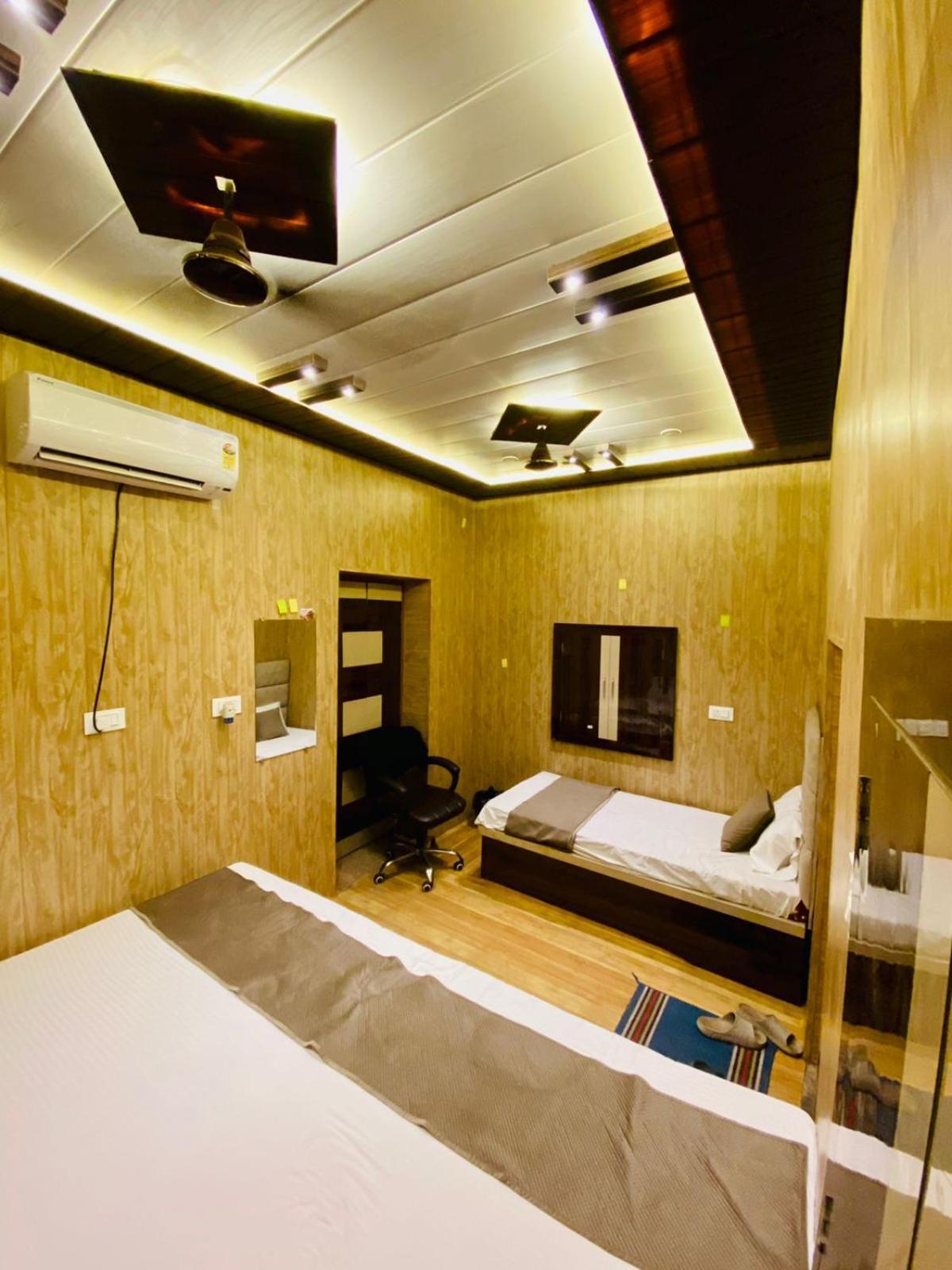Namo Guest House Only For Indians 瓦拉纳西 外观 照片